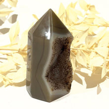 Load image into Gallery viewer, Druzy Agate Crystal Tower Point Generator
